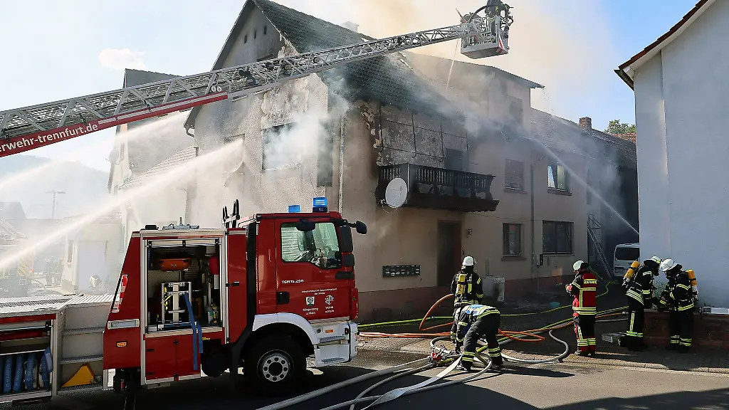 Bei-dem-Brand-in-Klingenberg-waren-etwa-90-Feuerwehrleute-vor-Ort