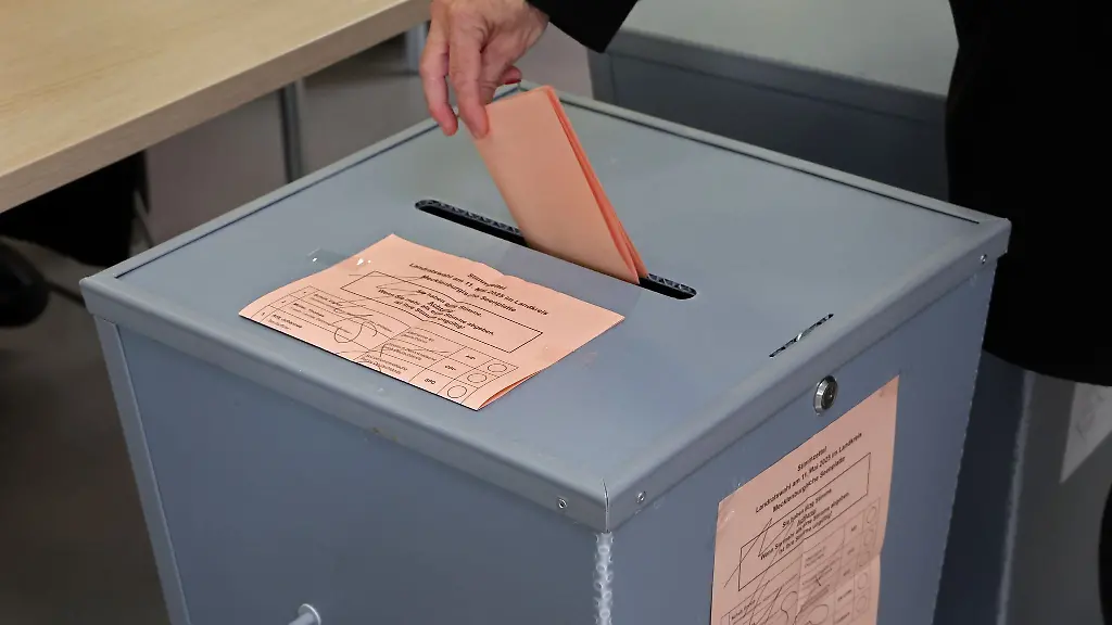 Im-Wahlraum-in-der-Regionalbibliothek-gibt-eine-Waehlerin-ihre-Stimme-fuer-die-Landratswahl-ab-In-vier-Landkreisen-in-Mecklenburg-Vorpommern-fanden-Landratswahlen-satt