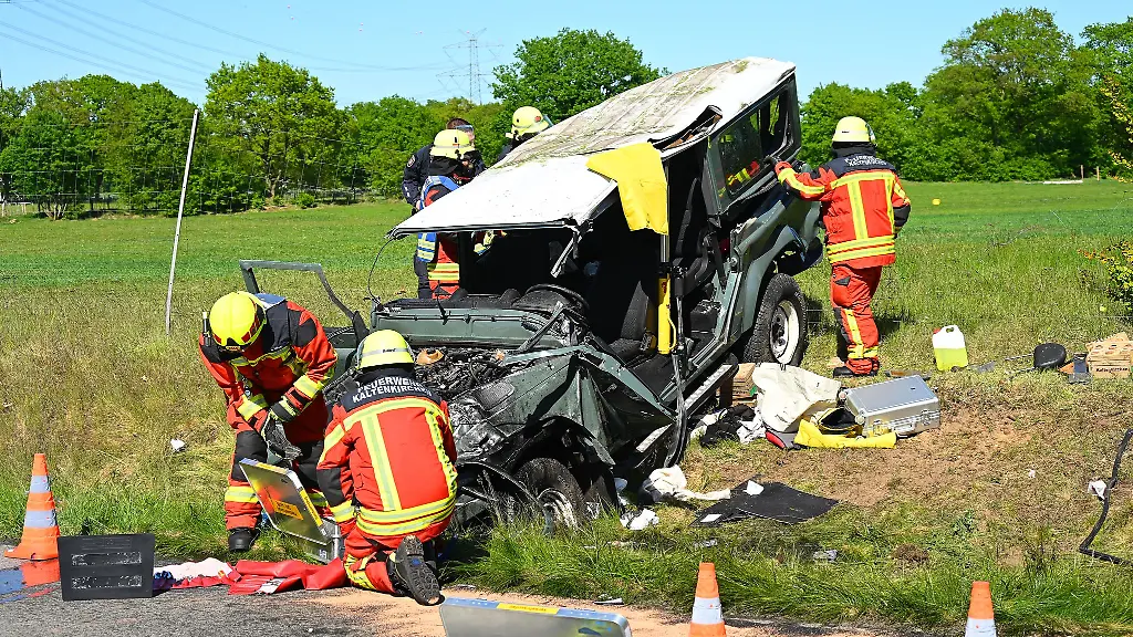 Ein-missglueckter-Ueberholversuch-hatte-auf-der-A7-noerdlich-von-Hamburg-fuer-die-Insassen-schwerwiegende-Folgen