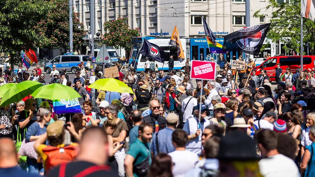 In-Freiburg-demonstrierten-Menschen-in-der-Innenstadt