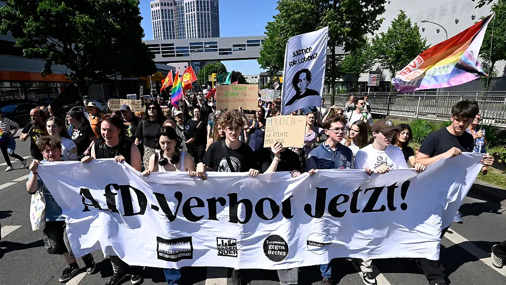 Es-waren-mehrere-Hundert-aber-deutlich-weniger-als-erwartet-Viele-Menschen-haben-in-Essen-fuer-ein-AfD-Verbot-demonstriert