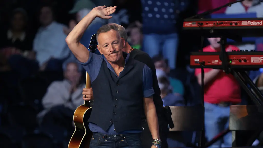 AFP-20241104-2181634452-v2-HighRes-FormerPresidentObamaAndBruceSpringsteenHoldR