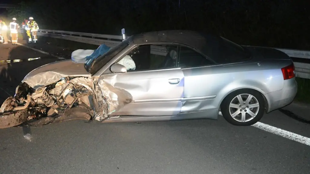 Ein-durch-einen-Unfall-stark-beschaedigter-Pkw-steht-auf-einer-Landstrasse-Der-genaue-Unfallhergang-ist-noch-Gegenstand-polizeilicher-Ermittlungen