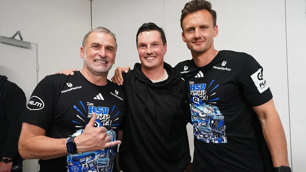HSV-Sportvorstand-Stefan-Kuntz-l-r-Trainer-Merlin-Polzin-und-Sportdirektor-Claus-Costa-feiern-den-Aufstieg
