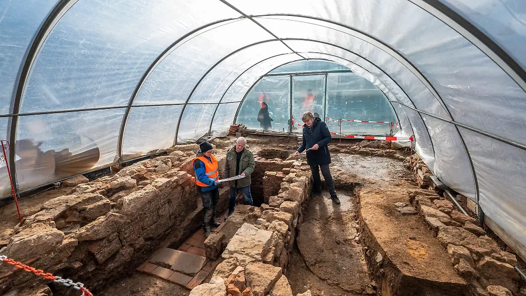 Eine-neue-Ausstellung-informiert-ueber-den-Fund-von-Ueberresten-einer-Mikwe-am-Rand-der-Chemnitzer-Innenstadt