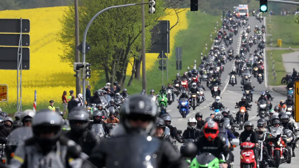 Tausende-Biker-zieht-es-jaehrlich-zum-Gottesdienst-nach-Bad-Doberan
