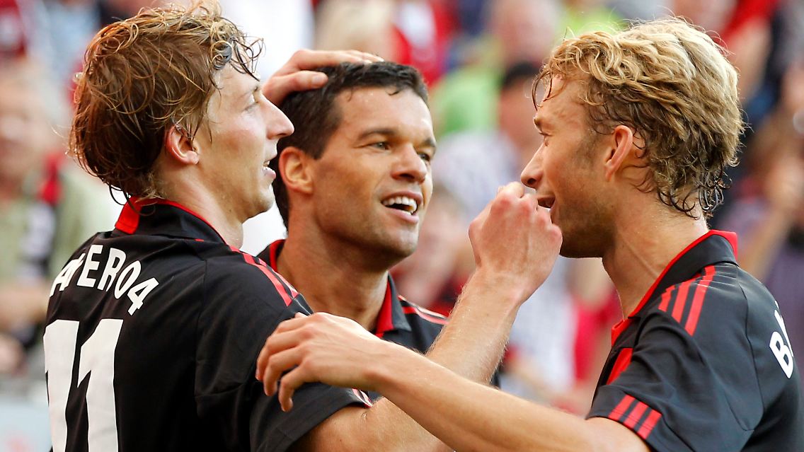 Auf dem Spielfeld läuft es rund: Leverkusens Stefan Kiessling, links, Michael Ballack und Simon Rolfes.