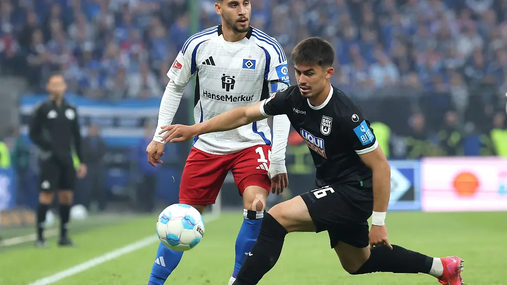 Aaron-Keller-r-ist-nach-der-Niederlage-beim-HSV-mit-dem-SSV-Ulm-aus-der-2-Liga-abgestiegen
