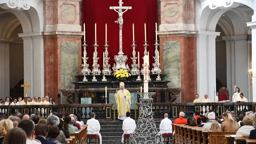 Bei-einem-Gottesdienst-in-der-Dresdner-Kathedrale-wurden-fuenf-neue-Diakone-fuer-das-Bistum-Dresden-Meissen-geweiht