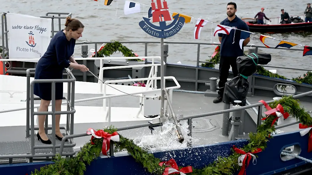 Wirtschaftssenatorin-Melanie-Leonhard-SPD-tauft-das-Polizeischiff-Buergermeister-Brauer-am-zweiten-Tag-des-Hafengeburtstags