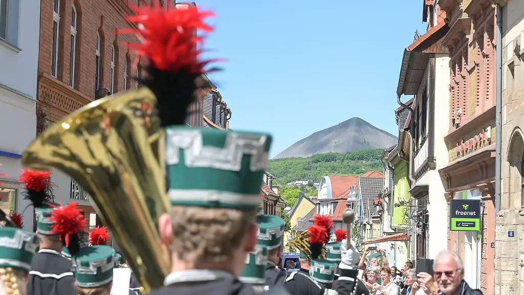 Bei-bestem-Wetter-zog-die-Internationale-Bergparade-mit-Teilnehmern-aus-ganz-Deutschland-und-auch-dem-Ausland-durch-Sangerhausen