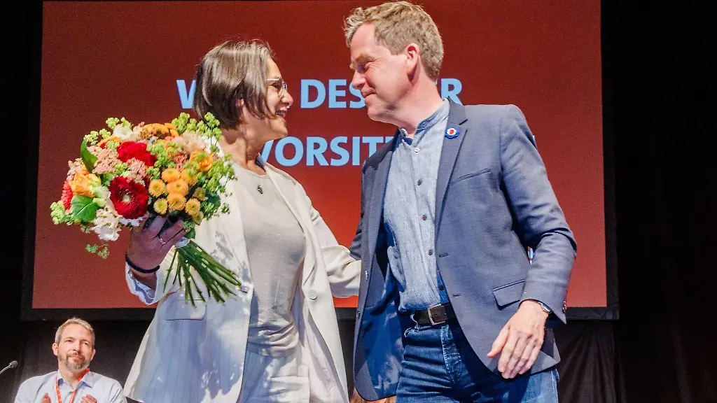 Das-alte-und-neue-Fuehrungsteam-der-SPD-mit-Midyatli-und-Kaempfer