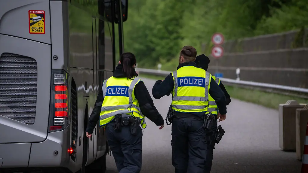 50ab04fdbb347d48159dde79c7693fd4