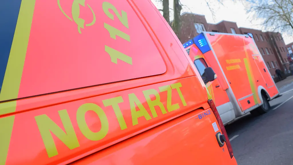 Bei-einem-Frontalzusammenstoss-mit-einem-Auto-wird-ein-junger-Motorradfahrer-lebensgefaehrlich-verletzt