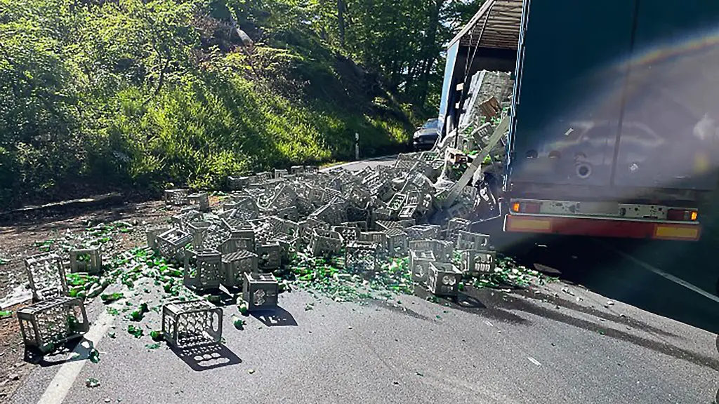 Die-mit-zahlreichen-Glasscherben-uebersaete-Fahrbahn-musste-mehrere-Stunden-voll-gesperrt-werden