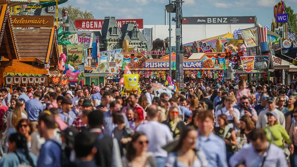 Hunderttausende-Menschen-stroemen-zum-Stuttgarter-Fruehlingsfest