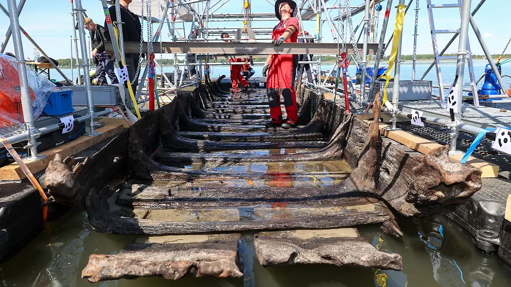 Die-Ueberreste-des-rund-800-Jahre-alten-Prahmboots-im-Arendsee-sind-von-Archaeologen-und-Tauchern-in-mehrmonatiger-Arbeit-vor-dem-weiteren-Verfall-gesichert-worden