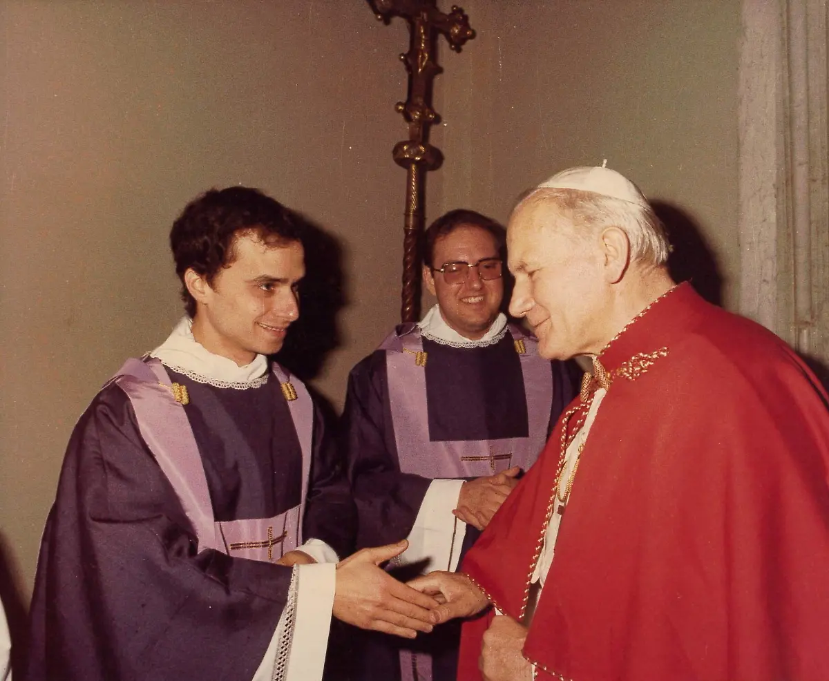 2025-05-09T002105Z-1873094286-RC20EEAL8F6F-RTRMADP-3-POPE-LEO