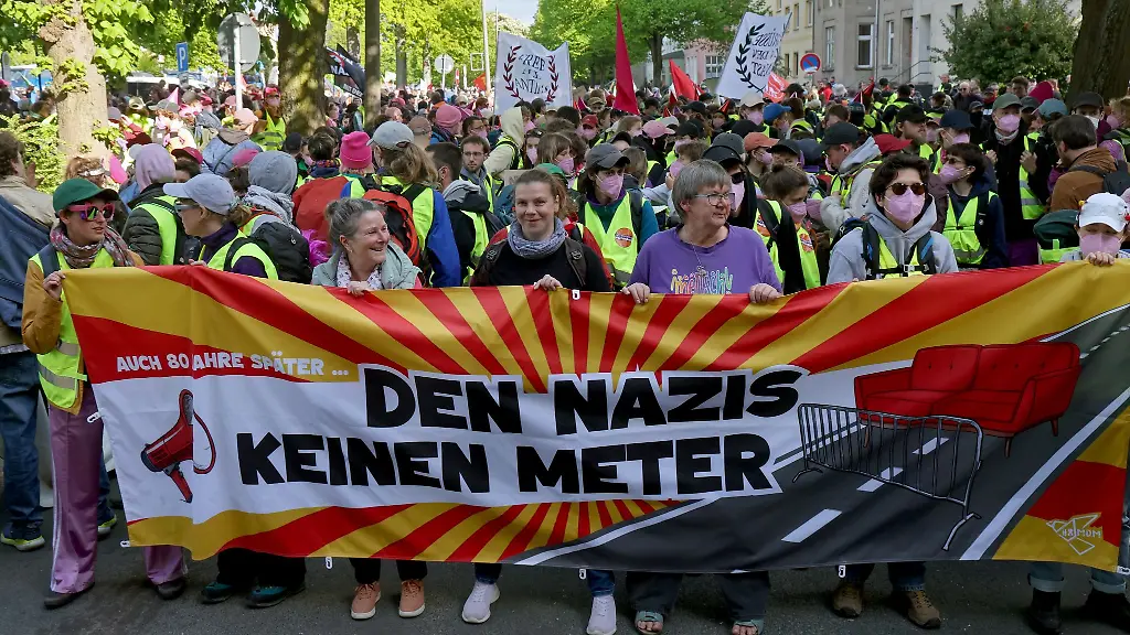 Laut-Veranstaltern-waren-mindestens-4-000-Menschen-bei-der-Demonstration-gegen-den-rechten-Aufmarsch-beteiligt