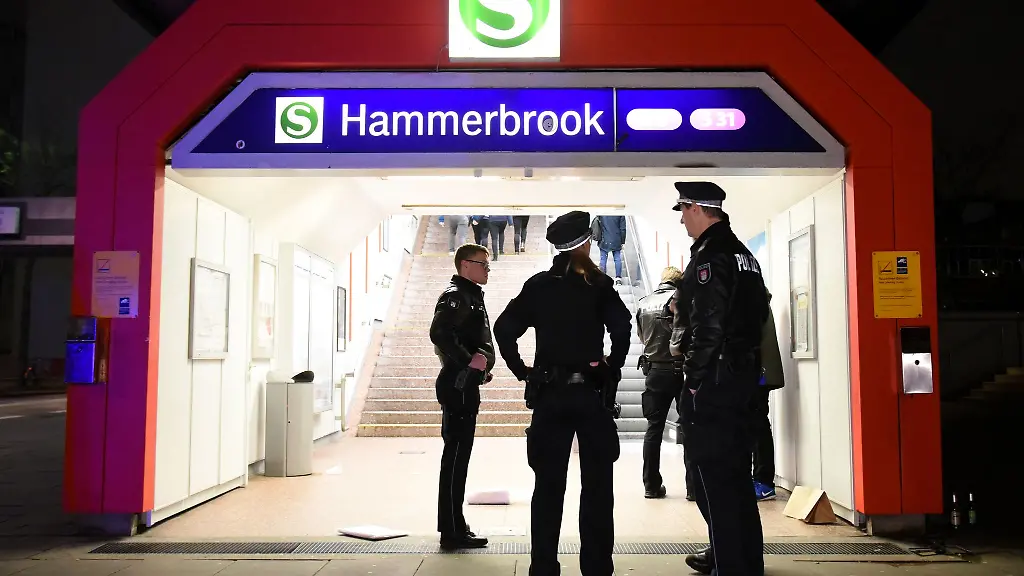 Im-S-Bahnhof-Hammerbrook-ist-ein-Radfahrer-schwer-verletzt-worden-nachdem-er-auf-dem-Bahnsteig-gestolpert-war