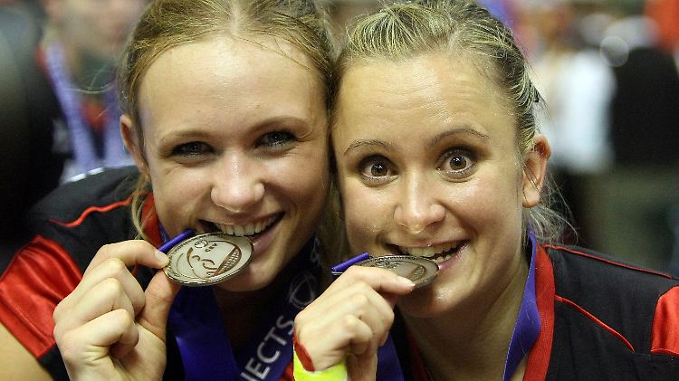 Eine Erfolg ist es allemal: Deutschlands Spielführerin Margareta Kozuch und Mareen Apitz.