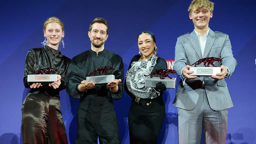 Die-Preistraeger-Dana-Herfurth-l-r-Bernhard-Wenger-Tua-El-Fawwal-und-Enzo-Brumm