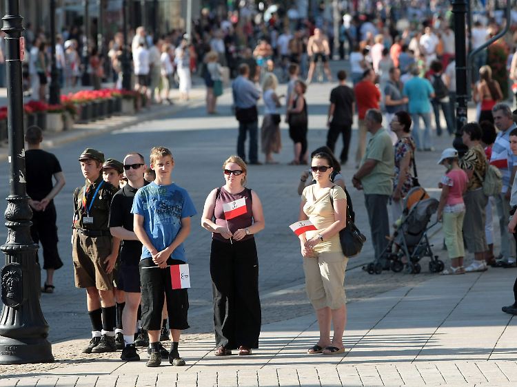 ... verharrten die Menschen auf den Straßen und der Verkehr stand für eine Minute still.