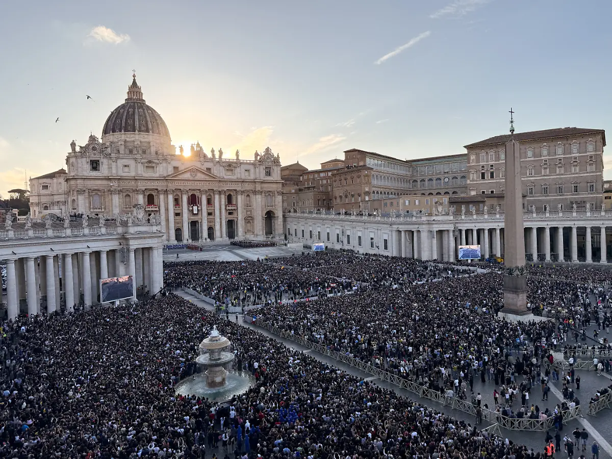 2025-05-08T175641Z-1848955904-RC2TDEAJDURC-RTRMADP-3-POPE-SUCCESSION-LEO