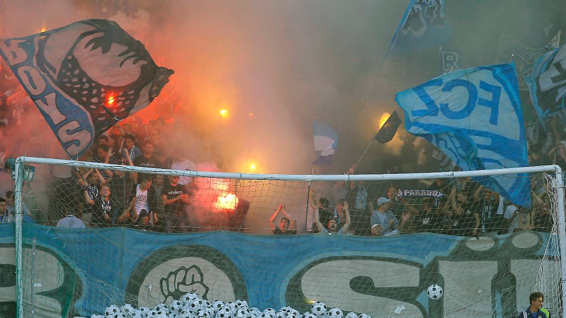 Feuer auf den Rängen: Fans des FC Zürich beim Derby.