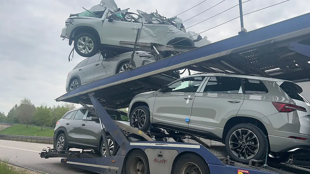 Etwa-100-000-Euro-Schaden-ist-an-den-Neuwagen-entstanden