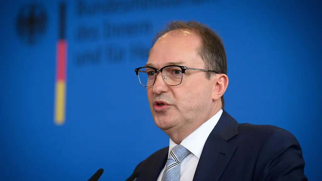 Bundesinnenminister-Alexander-Dobrindt-CSU-hatte-schon-vor-seinem-Amtsantritt-Verschaerfungen-in-der-Migrationspolitik-angekuendigt