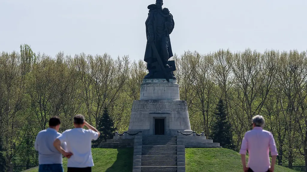Sowjetische-Flaggen-sind-an-den-Gedenktagen-zum-Ende-des-Zweiten-Weltkriegs-vor-80-Jahren-weiterhin-verboten