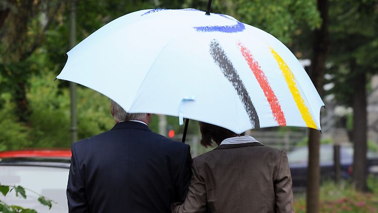 Steinmeiers ganz persönlicher Schirm ist groß genug für ihn und seine Frau Elke Büdenbender.