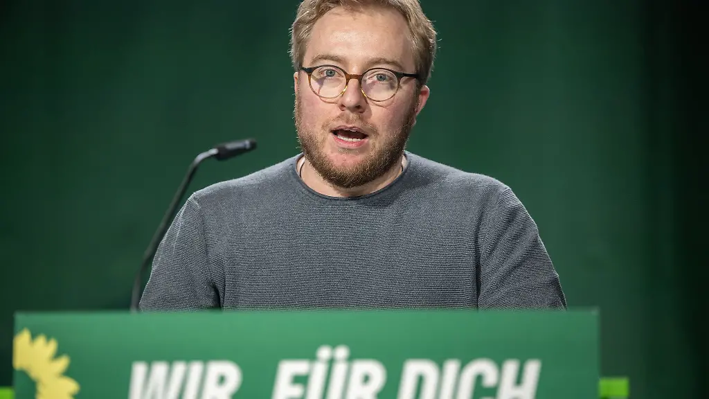 Gruenen-Chef-Paul-Bunjes-schaut-selbstbewusst-in-Richtung-Landtagswahl-2026