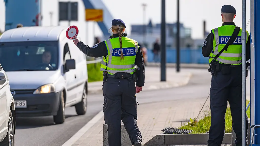 Kuenftig-Zwoelf-Stunden-Schichten-fuer-Grenzbeamte-Archivbild