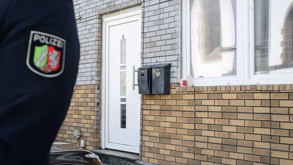 Nach-dem-Tod-von-zwei-jungen-Erntehelfern-in-einem-Haus-in-Hoexter-ermittelt-die-Polizei