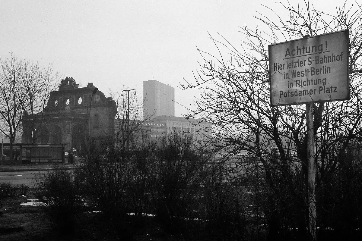 2-Miron-Zownir-Berlin-1979-copyright-Miron-Zownir-courtesy-Galerie-Bene-Taschen