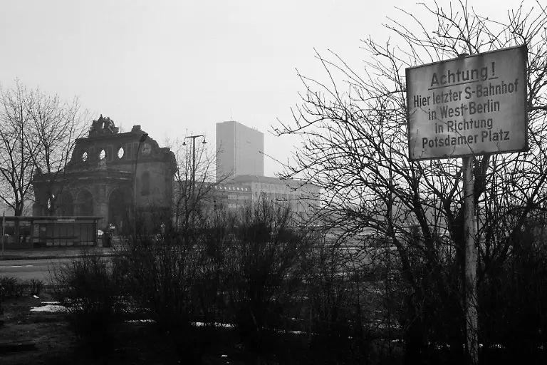 2-Miron-Zownir-Berlin-1979-copyright-Miron-Zownir-courtesy-Galerie-Bene-Taschen