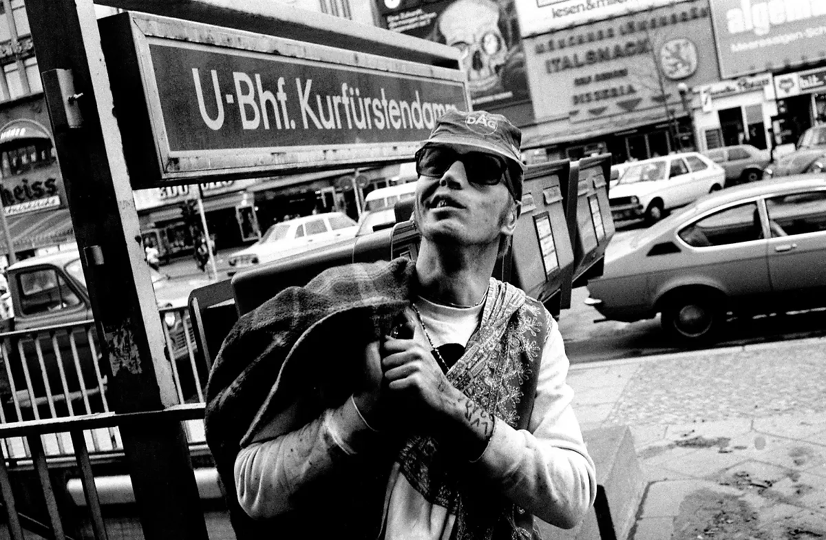 6-Miron-Zownir-Berlin-1980-copyright-Miron-Zownir-courtesy-Galerie-Bene-Taschen