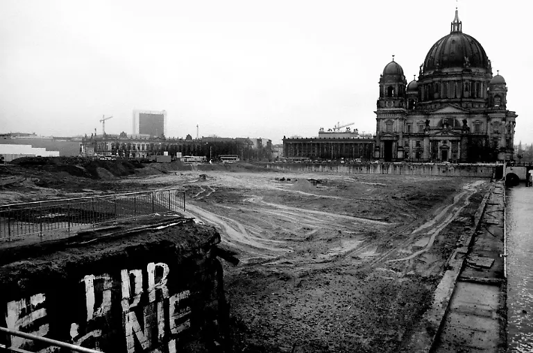 11-Miron-Zownir-Berlin-2009-copyright-Miron-Zownir-courtesy-Galerie-Bene-Taschen