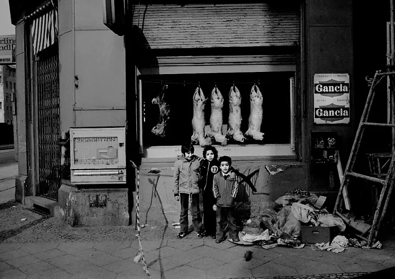 7-Miron-Zownir-Berlin-1980-copyright-Miron-Zownir-courtesy-Galerie-Bene-Taschen