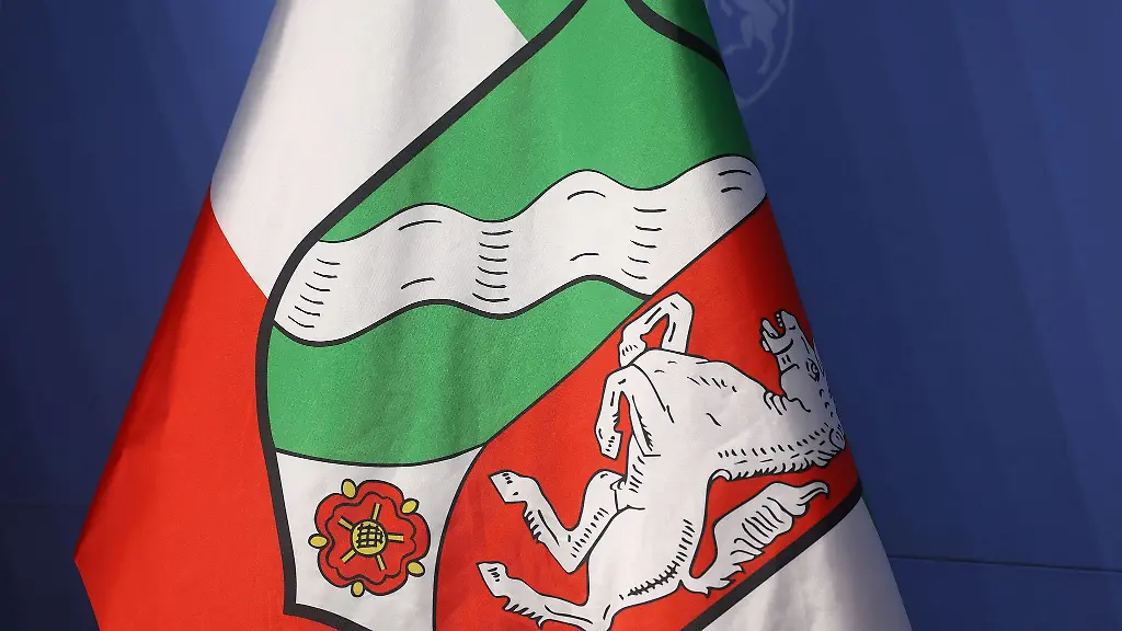 Mit-Vollmast-Beflaggung-erweist-das-Land-Nordrhein-Westfalen-Opfern-des-Zweiten-Weltkriegs-die-Ehre