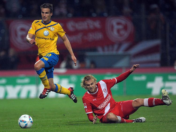 Der Braunschweiger Nico Zimmermann (l) und der Düsseldorfer Spieler Sascha Dum kämpfen um den Ball.