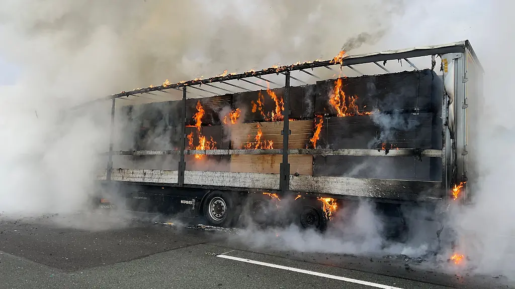Ein-mit-Holz-beladener-Sattelzug-brennt-auf-der-Autobahn-A72-bei-Bayreuth