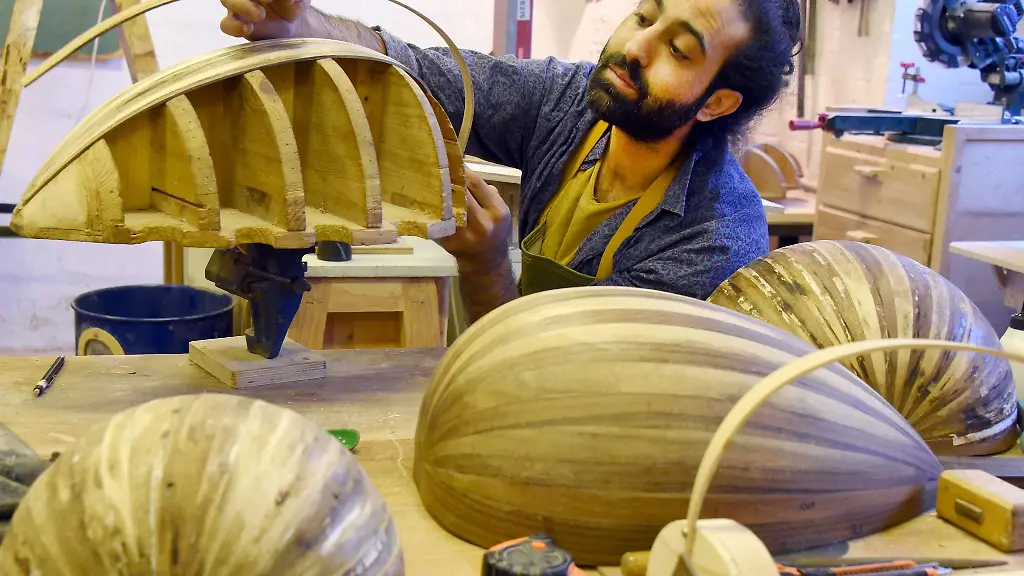 Der-Instrumentenbauer-Filmemacher-und-Filmmusikkomponist-Omar-Shalash-arbeitet-in-seiner-Werkstatt-an-einer-Oud-die-auch-als-orientalische-Laute-bezeichnet-wird
