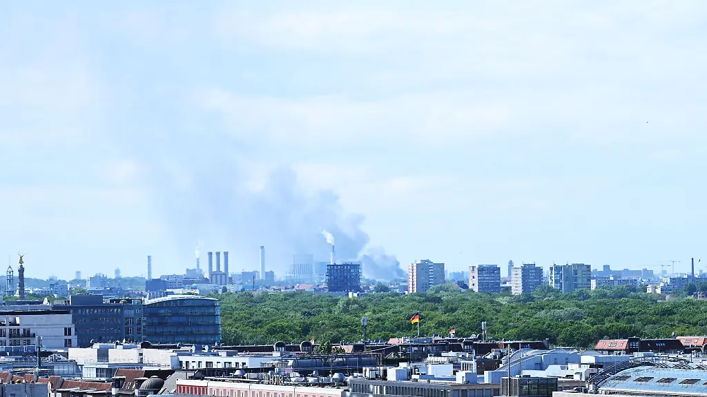 Die-Berliner-Feuerwehr-musste-zu-einem-Einsatz-in-Spandau-ausruecken-um-den-Brand-in-einer-Lagerhalle-zu-loeschen