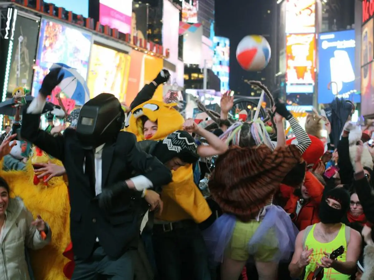 Ziemlich-verrueckt-Hier-tanzen-kostuemierte-Menschen-den-Harlem-Shake-bei-einem-einminuetigen-Flashmob-auf-dem-Times-Square-in-New-York