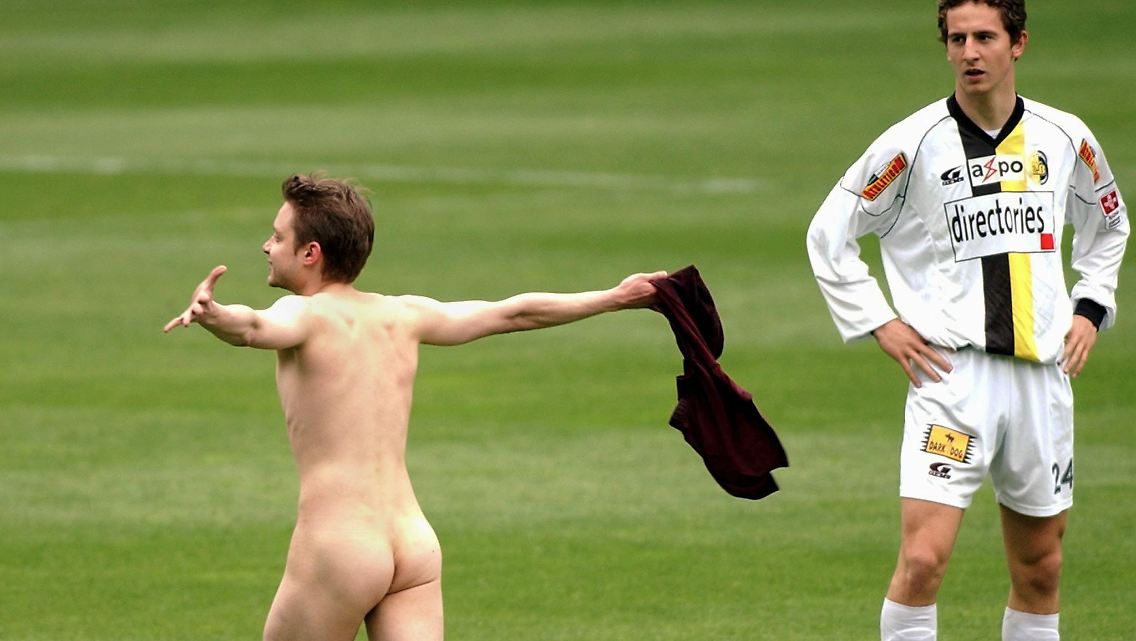 Das gewohnte Umfeld für exhibitionistische Fans - das Stadion. (im Bild ein Flitzer beim Spiel der Young Boys Bern gegen Servette Genf in der Schweiz im April 2004)