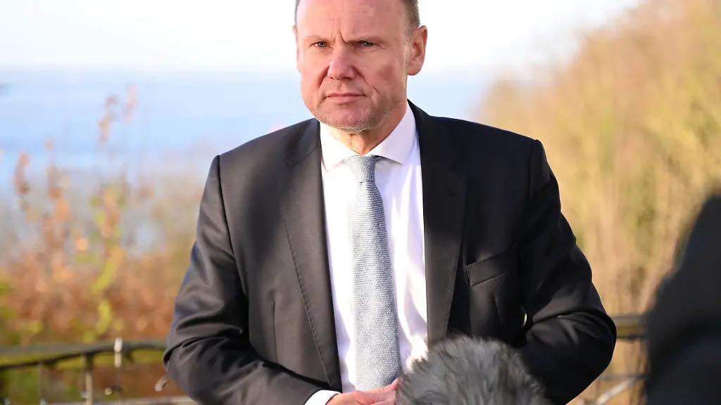 Beamte-muessen-mit-beiden-Beinen-auf-dem-Boden-der-Verfassung-stehen-meint-Innensenator-Grote-Archivbild