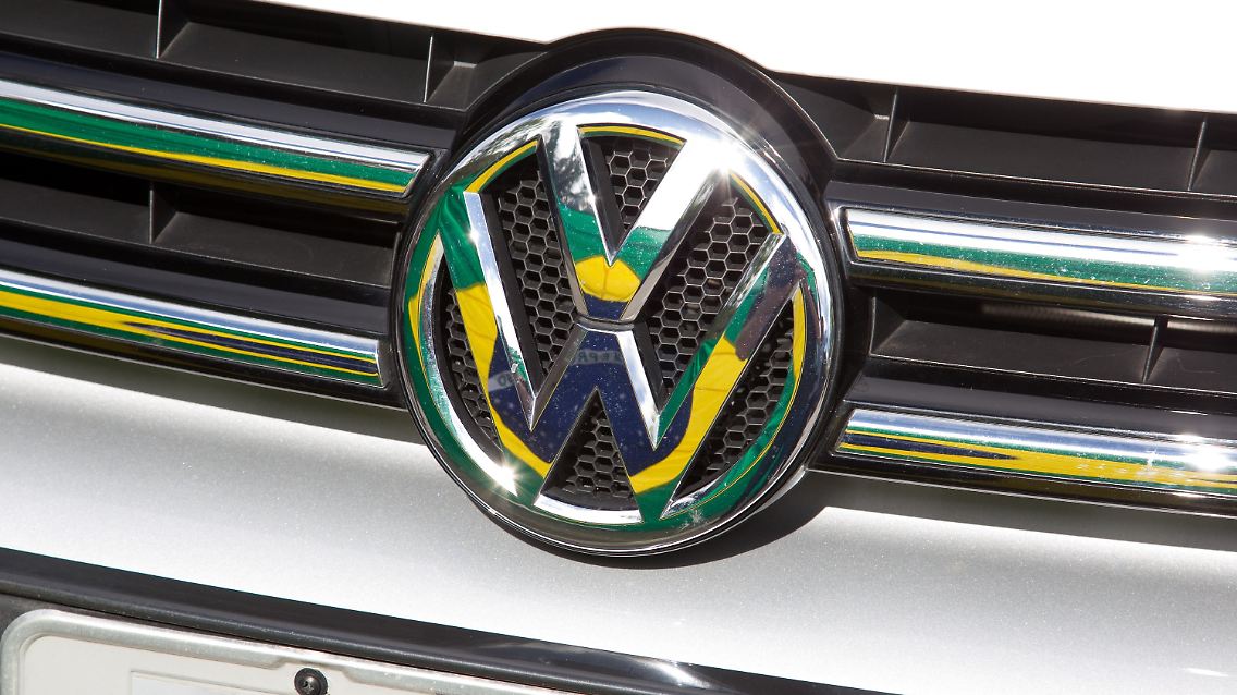 Die brasilienischen Farben leuchten auf dem VW-Logo.